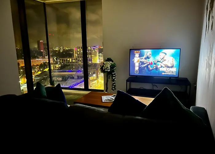 Premium Deals L Last-Minute Stay L 4 Min Walk To Birmingham Central Library L 18Th Floor 2 Bed 2 Bath City Centre Penthouse With Gym & Netflix By Jvt Short Lets